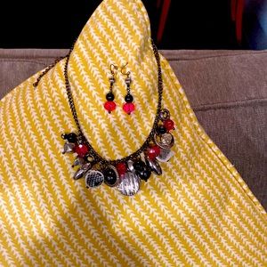 Goes necklace with earrings, pink and black